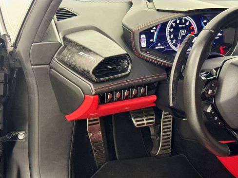 Used 2021 Lamborghini Huracan EVO image 10