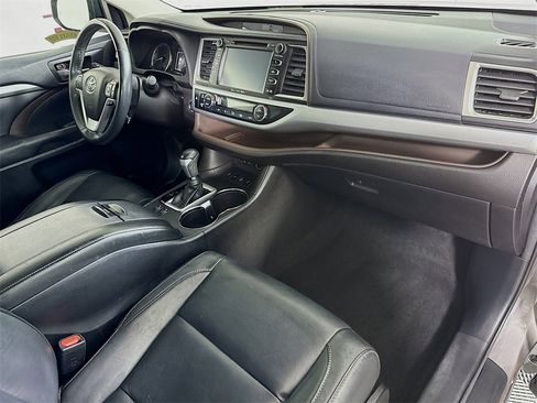 Used 2018 Toyota Highlander XLE image 32