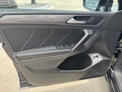 Certified 2022 Volkswagen Tiguan SE w/ Panoramic Sunroof Package FWD image 25