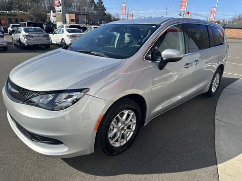 Used 2023 Chrysler Voyager LX image 4