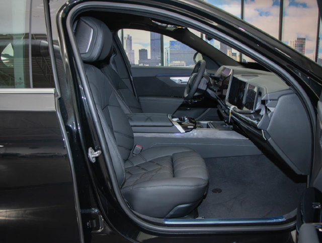 Used 2027 BMW i7 xDrive50 AWD/4WD image 19