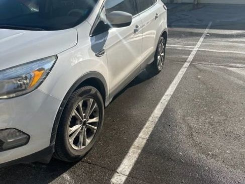 Used 2017 Ford Escape SE image 6