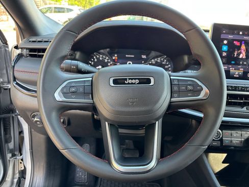 Used 2025 Jeep Compass Trailhawk AWD/4WD image 28