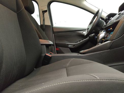 Used 2018 Ford Focus SE w/ SE Appearance Package FWD image 21