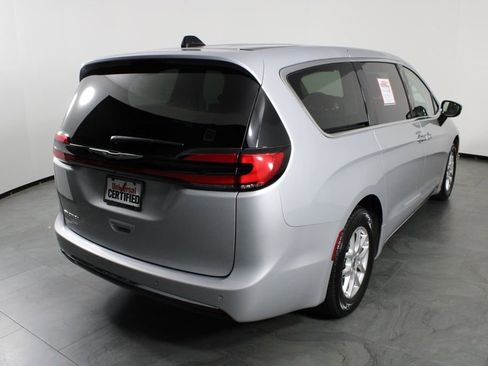 Used 2024 Chrysler Pacifica Touring-L image 14