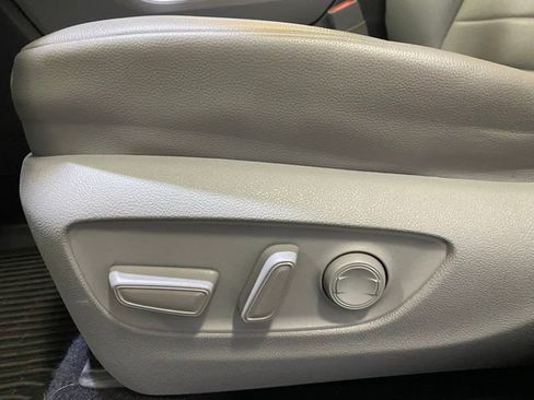 Used 2021 Toyota Highlander XLE image 17