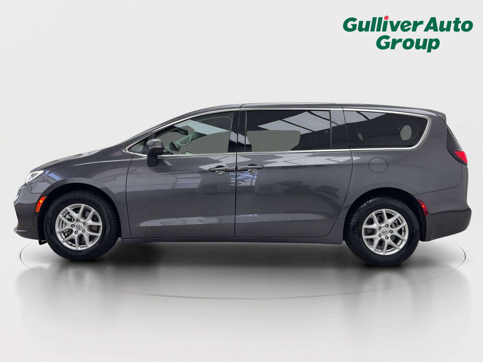 Used 2023 Chrysler Pacifica Touring-L FWD image 3