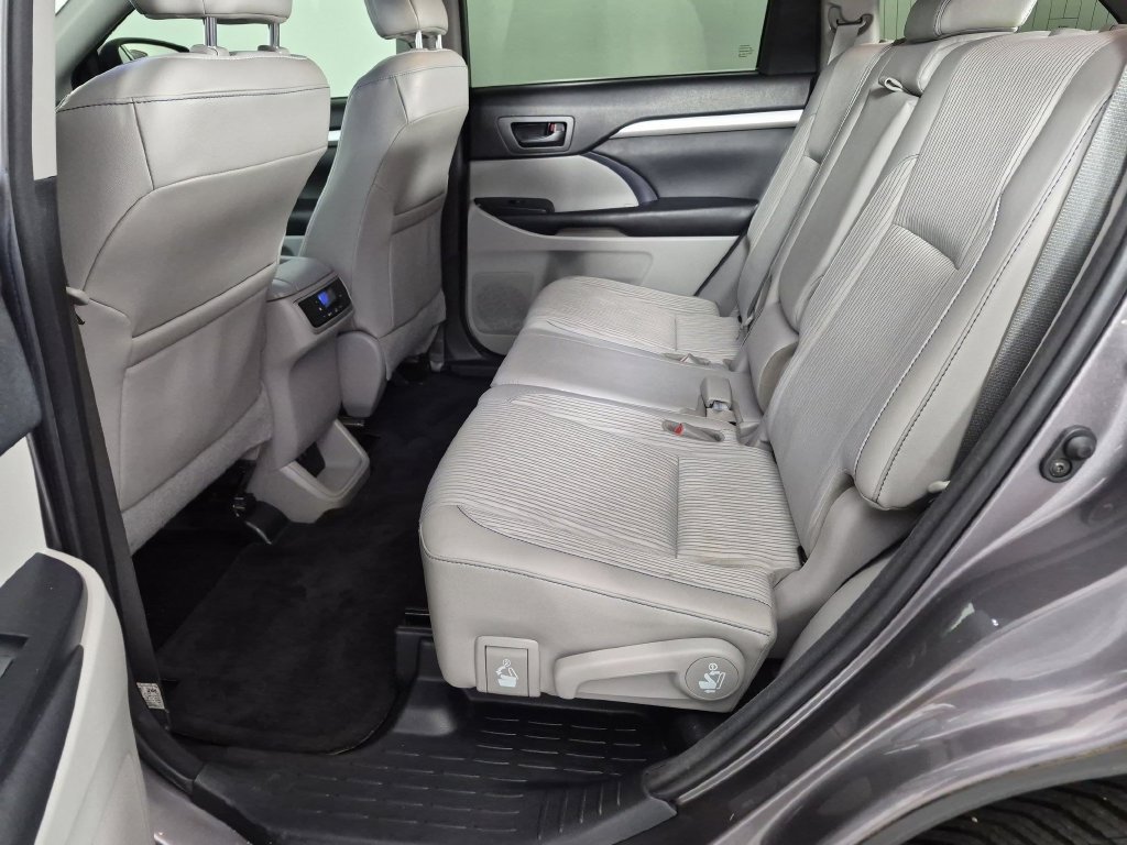 Used 2018 Toyota Highlander Plus AWD/4WD image 30