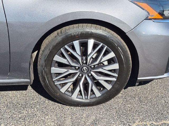 Used 2025 Nissan Altima 2.5 SV FWD image 10