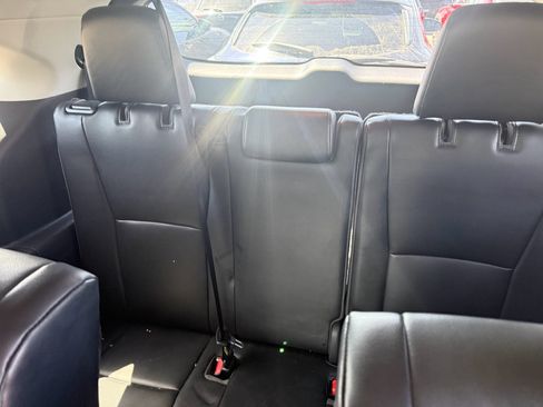 Used 2021 Toyota Highlander XLE image 9