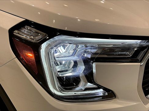 Used 2024 GMC Terrain SLE FWD image 31