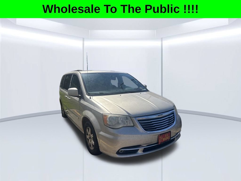 Used 2013 Chrysler Town & Country Touring FWD image 1