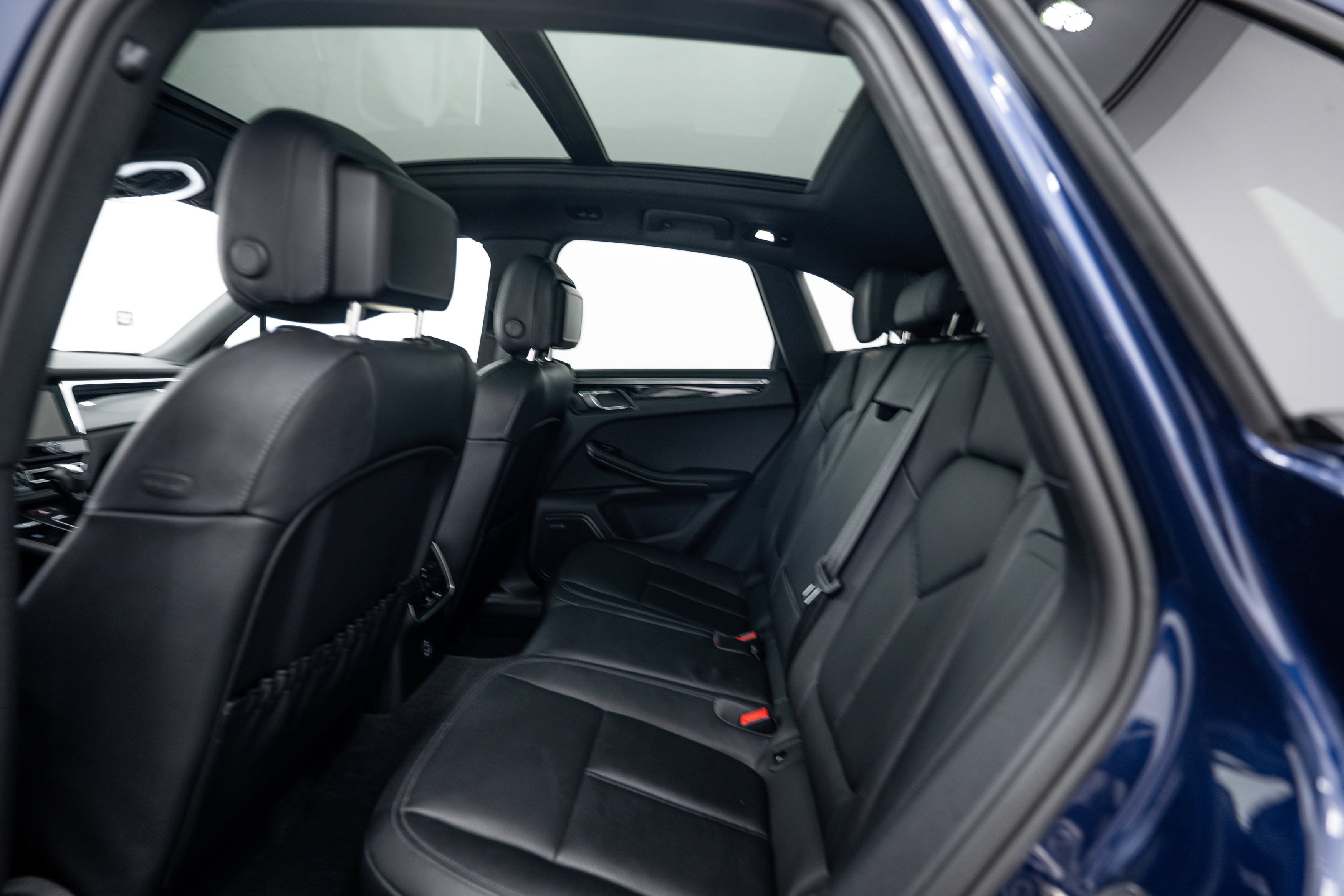Certified 2025 Porsche Macan AWD/4WD image 20