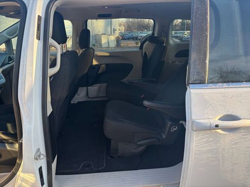 Used 2023 Chrysler Voyager LX image 23