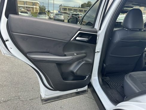 Used 2023 Mitsubishi Outlander SE image 18