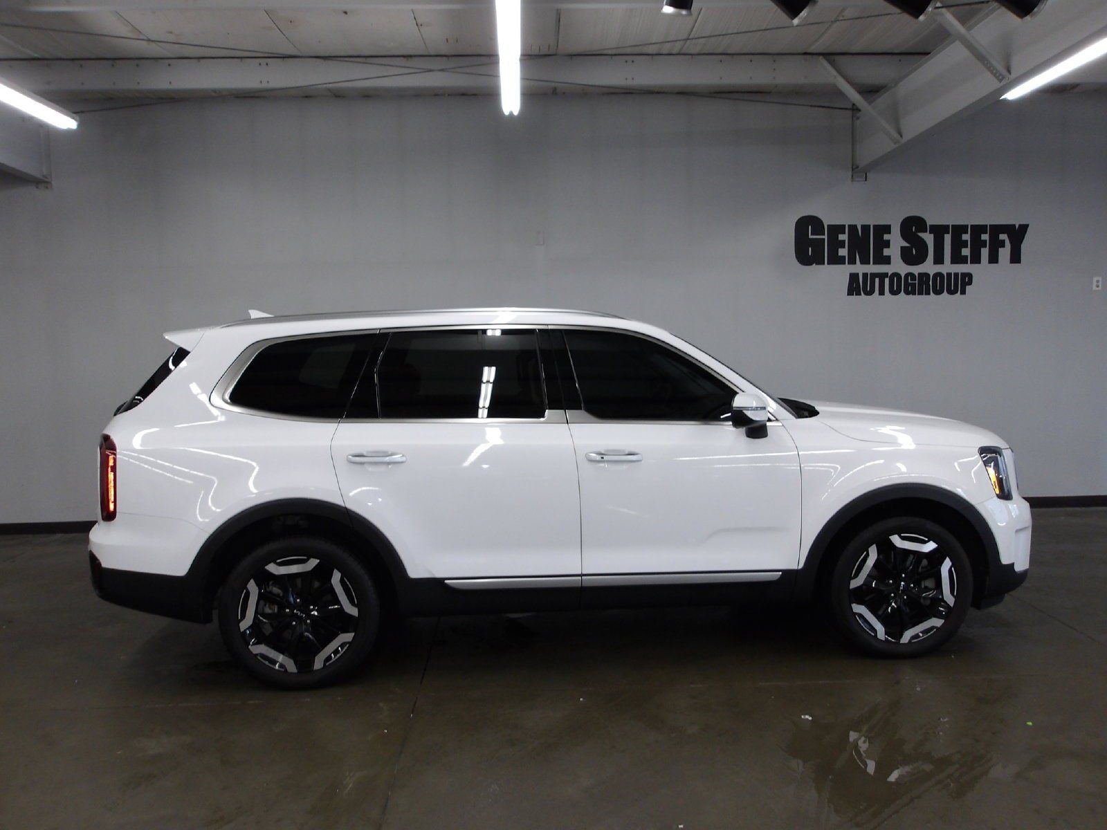 Used 2024 Kia Telluride S AWD/4WD image 3