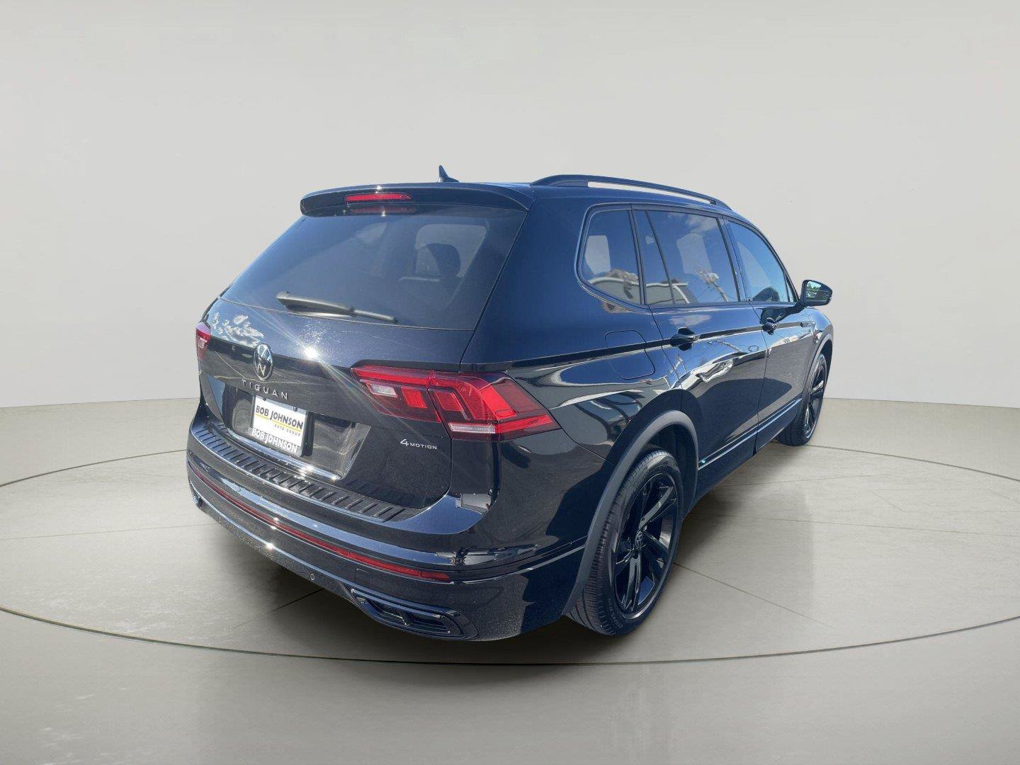 Used 2024 Volkswagen Tiguan SE R-Line AWD/4WD image 7