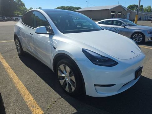 Used 2024 Tesla Model Y Long Range AWD/4WD image 2
