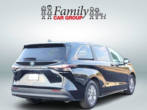 Used 2025 Toyota Sienna LE FWD image 4