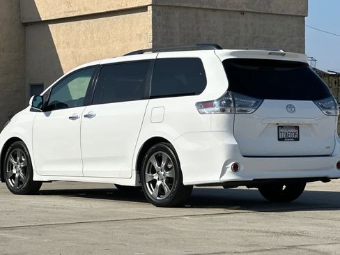 Used 2017 Toyota Sienna SE image 5