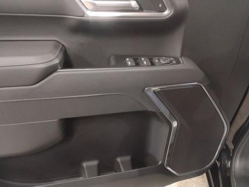 Used 2025 GMC Sierra 1500 Elevation image 17
