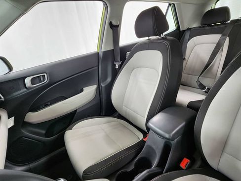 Used 2024 Hyundai Venue SEL FWD image 13