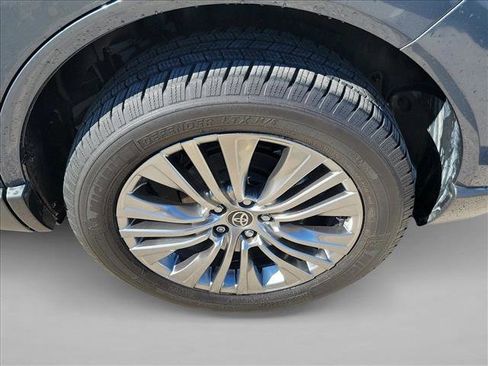 Used 2021 Toyota Venza Limited image 12