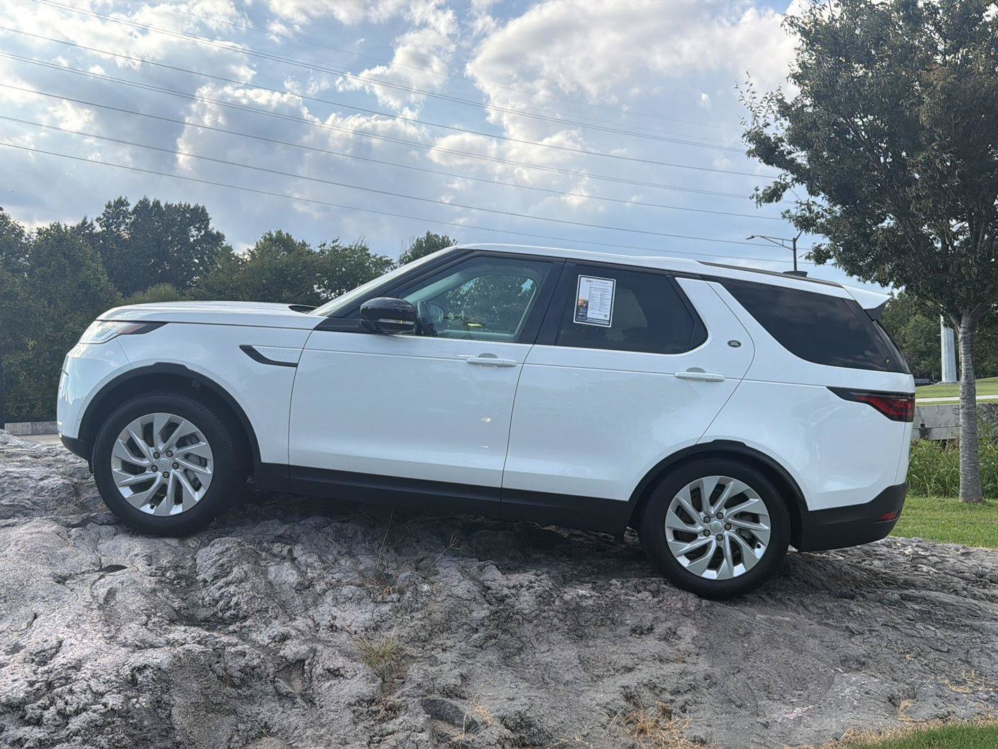 Used 2025 Land Rover Discovery S AWD/4WD image 4