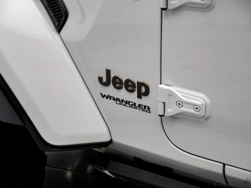 Used 2022 Jeep Wrangler Unlimited Rubicon w/ Xtreme Recon 35" Tire Package image 33