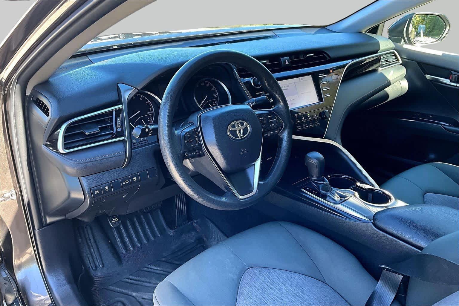Used 2018 Toyota Camry LE FWD image 18