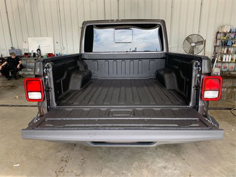 Used 2025 Jeep Gladiator Sport image 21