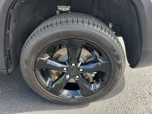 Used 2023 Jeep Grand Cherokee L Limited w/ Black Appearance Package image 34