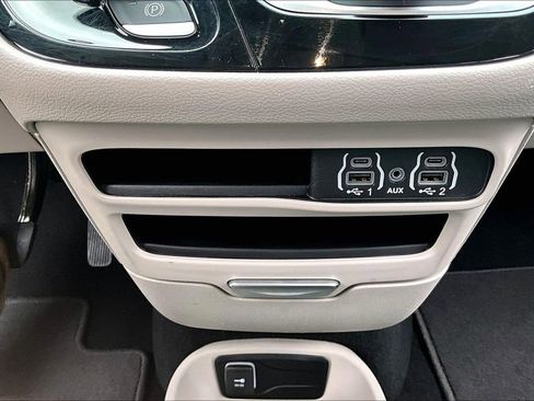 Used 2024 Chrysler Pacifica Touring-L image 15