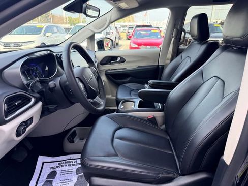 Used 2024 Chrysler Pacifica Touring-L image 11