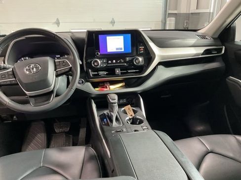Used 2023 Toyota Highlander XLE image 12