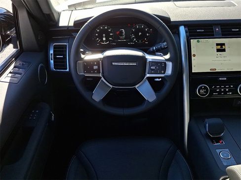 New 2025 Land Rover Discovery S image 8