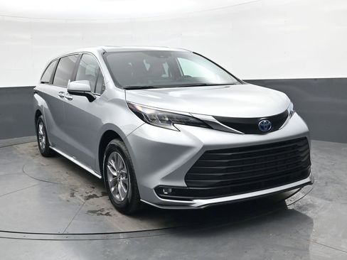 Used 2025 Toyota Sienna XLE image 1