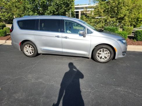 Used 2020 Chrysler Pacifica Touring-L FWD image 5