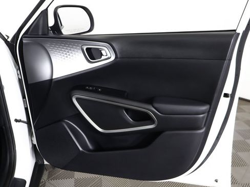 Used 2025 Kia Soul LX FWD image 21