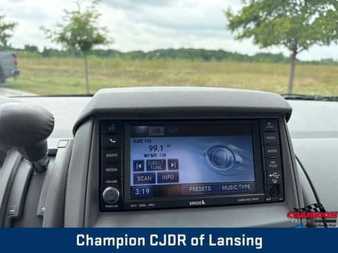 Used 2010 Chrysler Town & Country Limited w/ Flexible Seating Group FWD image 28