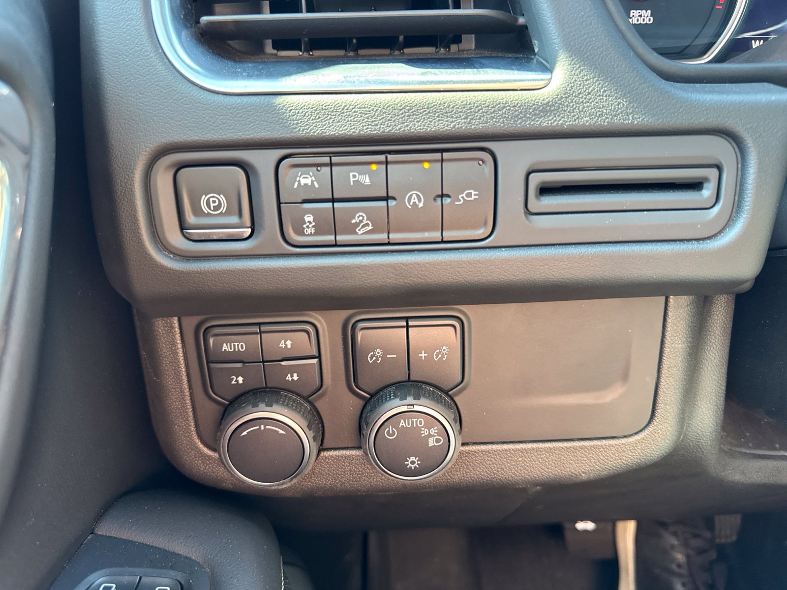 Used 2021 Chevrolet Tahoe Premier AWD/4WD image 14