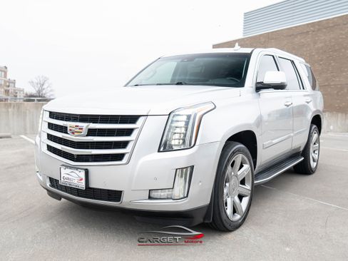 Used 2019 Cadillac Escalade Luxury image 3