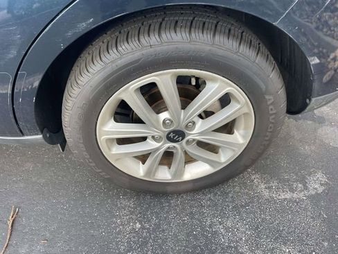 Used 2017 Kia Soul + FWD image 12