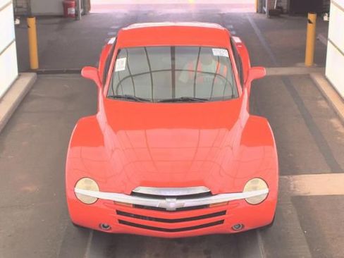 Used 2004 Chevrolet SSR w/ Preferred Equipment Group RWD image 2