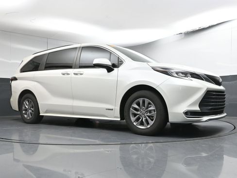 Certified 2021 Toyota Sienna XLE image 26