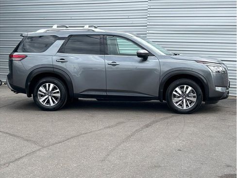Used 2024 Nissan Pathfinder SL image 11