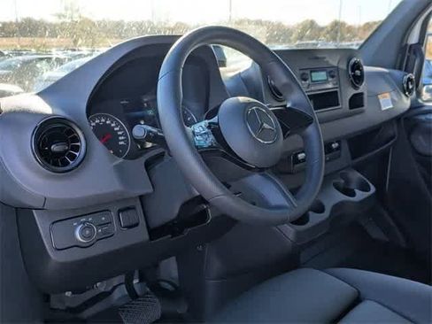 Used 2025 Mercedes-Benz Sprinter 2500 image 2