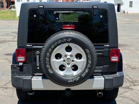 Used 2015 Jeep Wrangler Unlimited Sahara w/ Connectivity Group AWD/4WD image 6