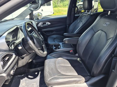 Used 2022 Chrysler Pacifica Touring-L w/ S Appearance Package FWD image 9