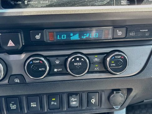 Used 2017 Toyota Tacoma TRD Off-Road w/ Premium & Technology Package AWD/4WD image 16
